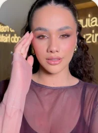 Maquiagem glow feita pela Laura