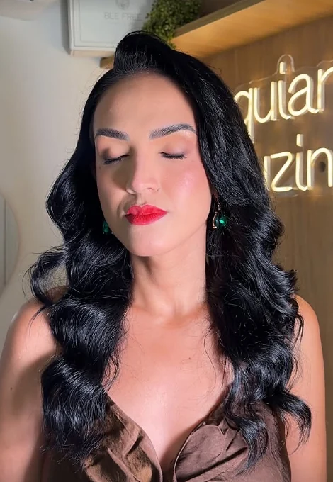 Maquiagem clássica feita pela Laura